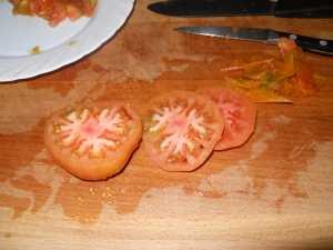 Pelar y cortar los tomates.