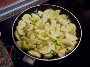 Añadir el calabacín a la cebolla pochada y freír.