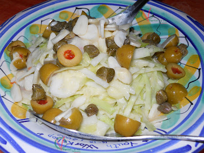 Ensalada de col y manzana con veganesa de mostaza y wasabi.