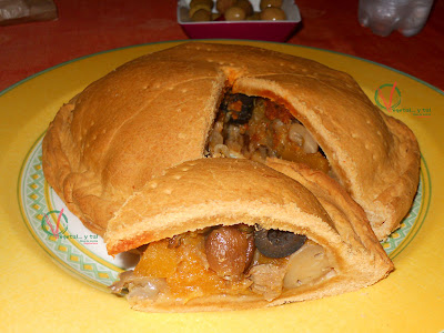 Empanada otoñal con un trozo cortado.