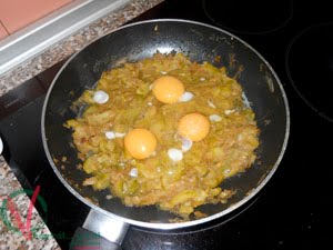 Añadir los huevos a la mezcla de calabacín y cebolla.