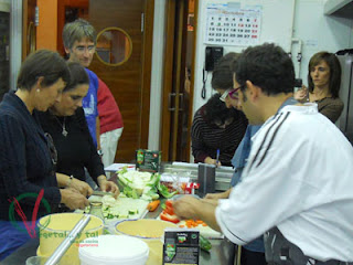 Los alumnos trabajando en la elaboración de los platos.