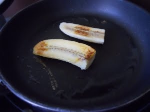 Pasar por la plancha el plátano maduro.