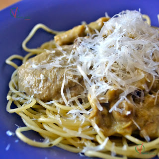 Espagueti con salsa de boletus y parmesano rallado.