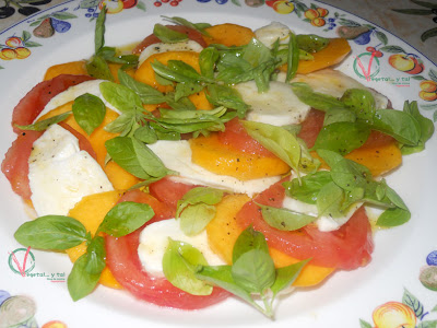 Ensalada caprese con melocotón.