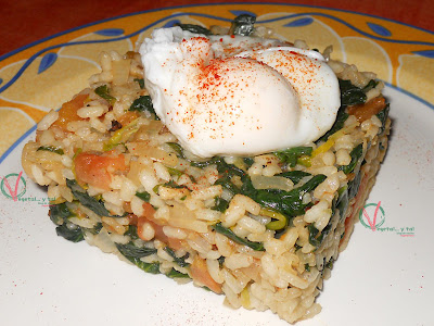 Arroz con espinacas y huevo escalfado.