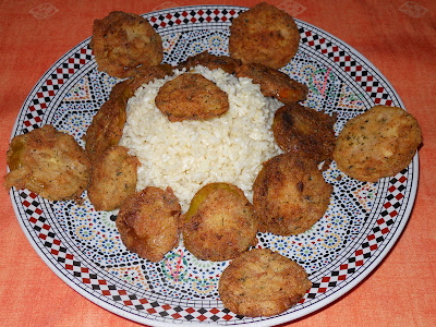 Tomates verdes fritos con arroz graneado.