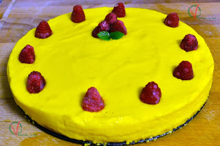 Tarta de mousse de mango.