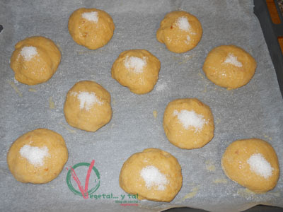 Formar las tortas y cubrirlas con huevo batido y azúcar.