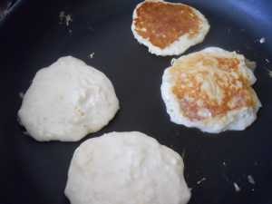 Dorar las arepas.