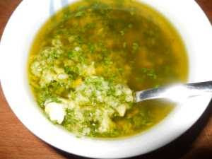 Hacer la salsa verde.