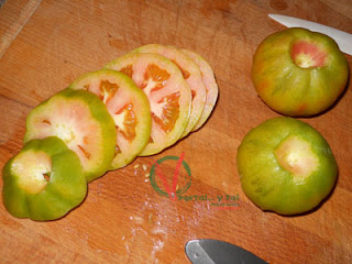 Cortar los tomates en rodajas.