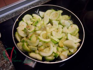 Añadir el calabacín  a la cebolla pochada y freír.