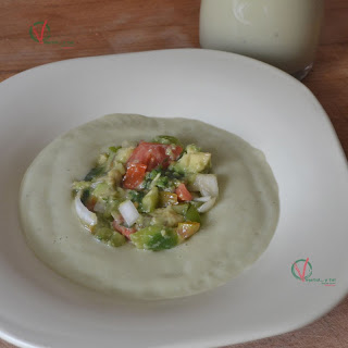 Sopa fría de aguacate con pico de gallo.