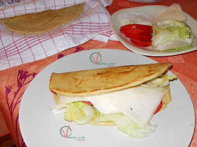 Piadina con queso y ensalada.