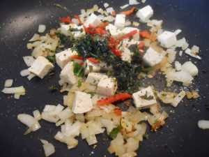 Saltear la cebolla, el tofu, la guindilla y el cilantro.