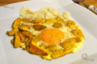 Huevos con amanita y parmesano.