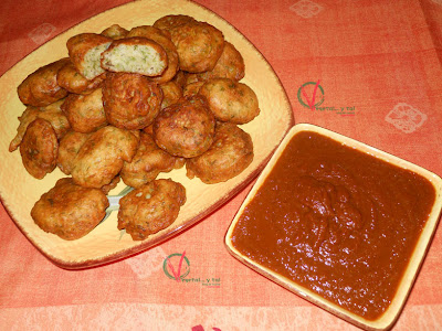 Buñuelos caribeños con chutney de tomate.