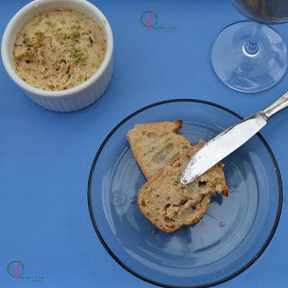 Paté de queso de almendras con tomate seco y orégano.