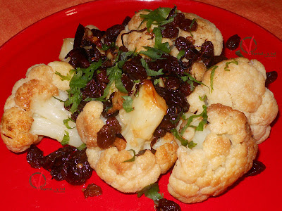 Coliflor tostada con pasas.