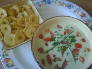 Bol de sopa fría de aguacate acompañado de una bandeja de chips de plátano macho.