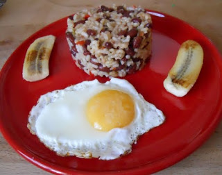 Gallo pinto con huevo frito y plátano maduro.